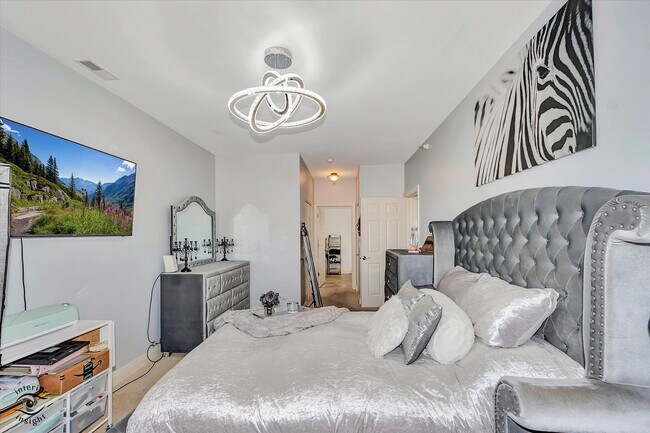 Building Photo - 4330 N Neva Ave