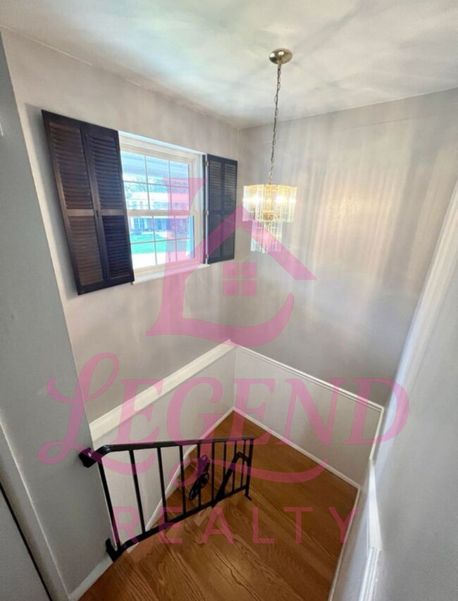 Building Photo - Spacious 2 Bed, 1.5 Bath Condo/Townhome in...