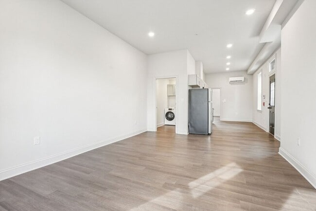 Building Photo - 472 Roxborough Ave