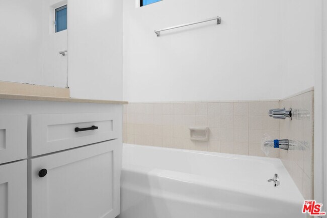 Building Photo - 824 S Shenandoah St