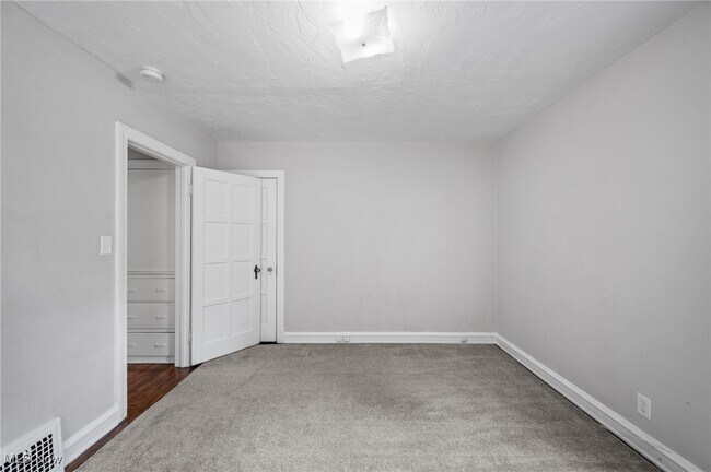 Building Photo - 3595 Glencairn Rd