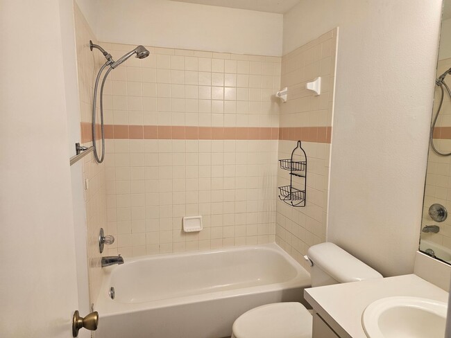 Building Photo - 2nd floor Crystal Landings Condo with Pool...