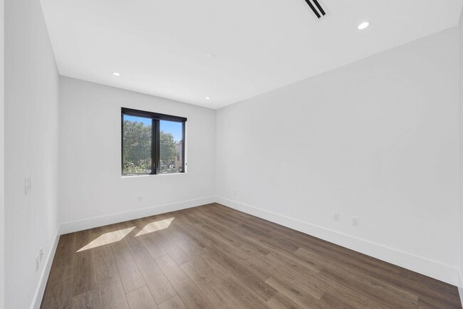 Building Photo - 655 Kingsbridge St