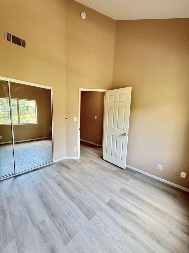 Building Photo - Large, end-unit townhome in the heart of Thousand Oaks