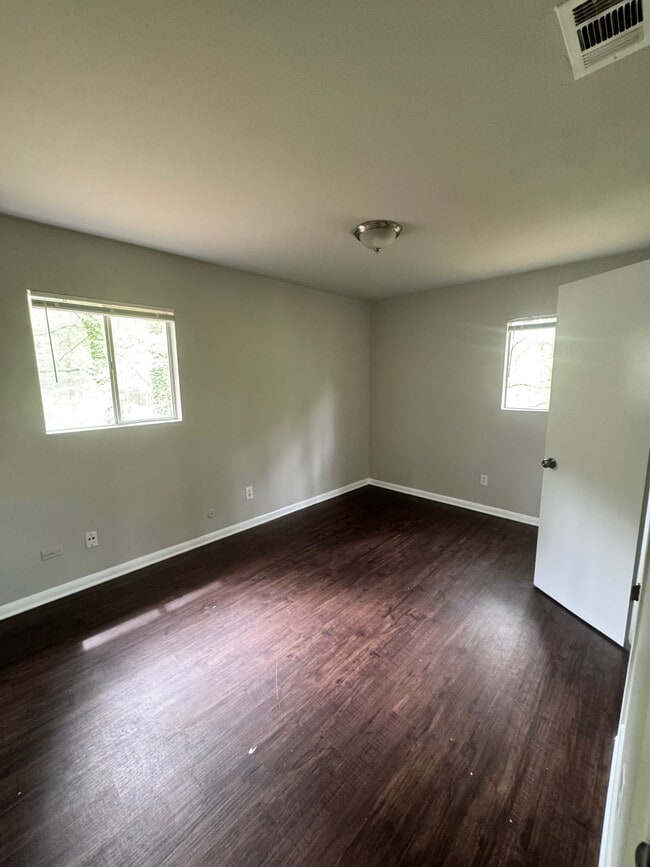 Building Photo - 8420 Stonewall Jackson Dr