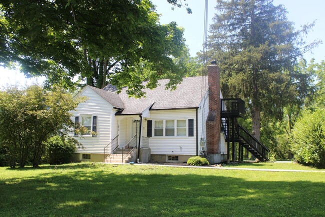 Primary Photo - 213 Old Bates Gates Rd
