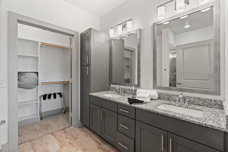 Building Photo - 12100 1/2 Ferrystone Glen Dr