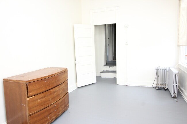 Building Photo - Spacious 5BD/1BA Remington Home w/ W/D! Available 8/14
