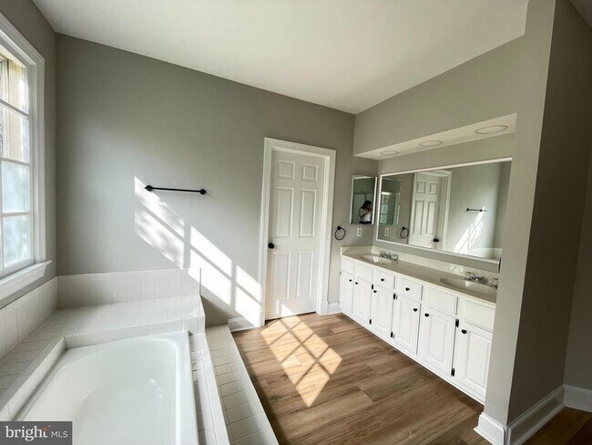 Building Photo - 9440 Flowerden Ln