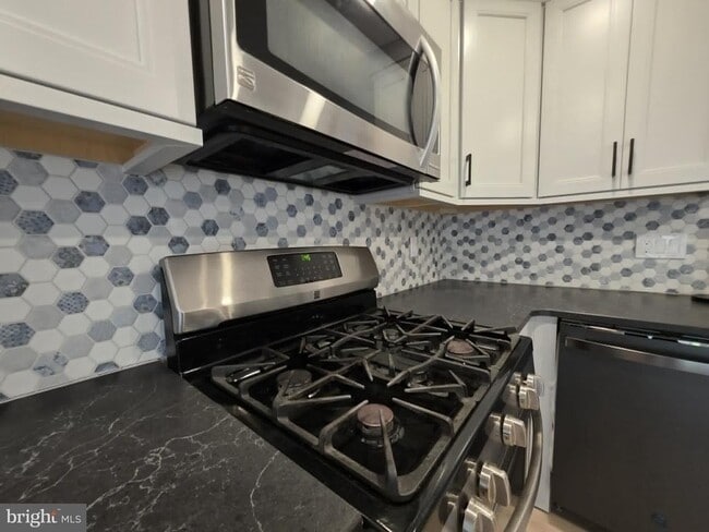Building Photo - 8241 Robin Hood Dr