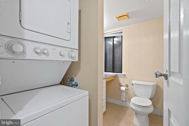 Building Photo - 211 James Ct