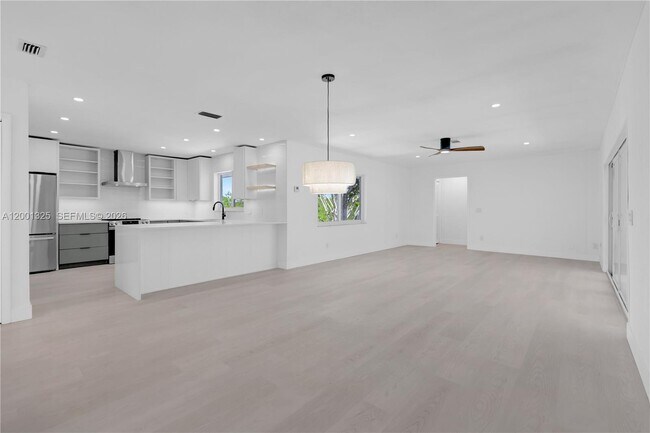 Building Photo - 9125 SE Karin St