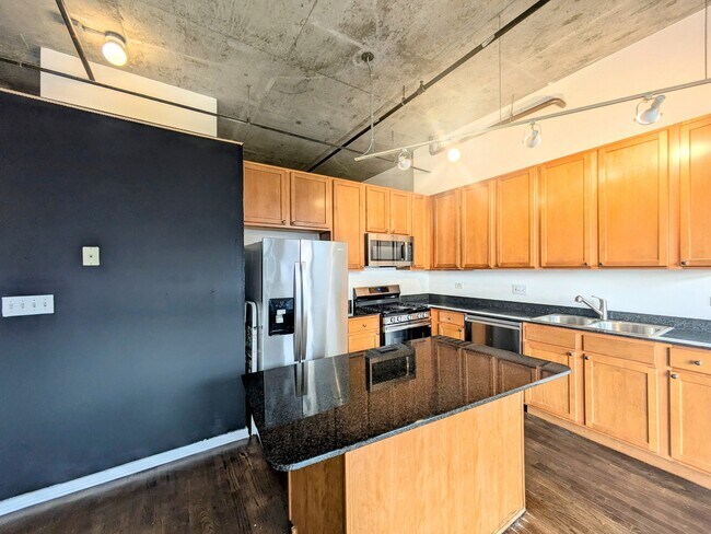 Building Photo - 933 W Van Buren St