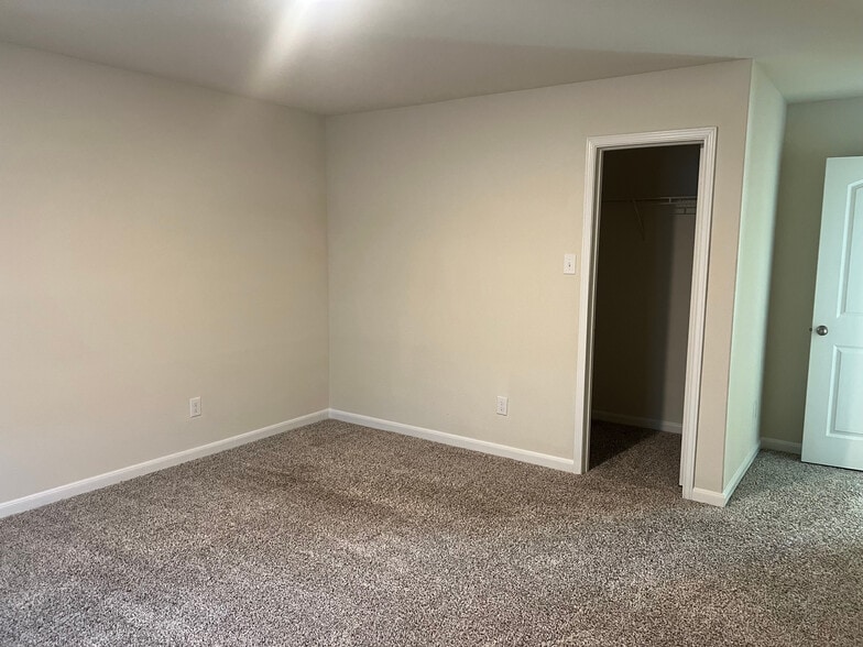 Building Photo - Room in House on Serena Dr