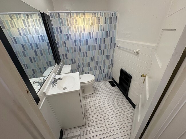 Building Photo - Charming 3-bedroom home located in the heart of Dayton