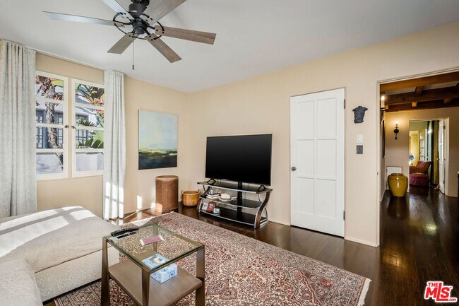 Building Photo - 500 N Las Palmas Ave