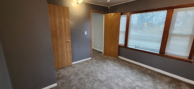 Building Photo - Spacious 3 Bedroom, 1 Bathroom with bonus ...