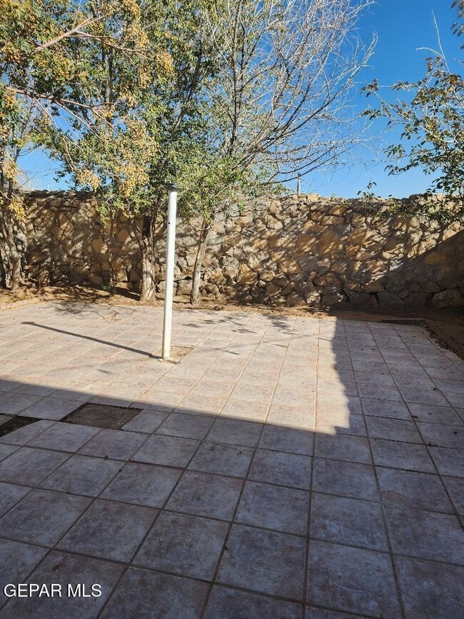 Building Photo - 2912 E Glen Dr