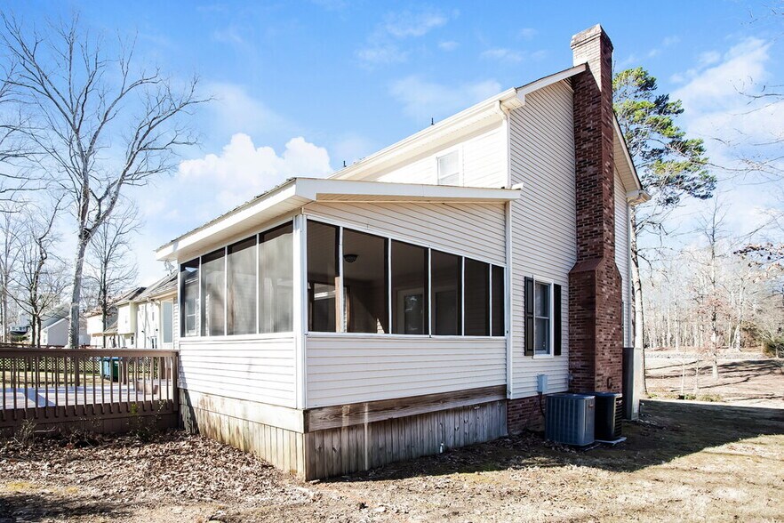 Building Photo - 2003 Redwood Dr