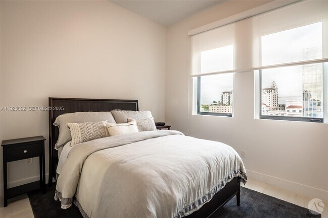 Building Photo - 275 Giralda Ave