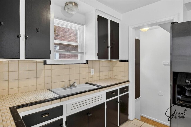 Building Photo - $1300 3 bedrooms