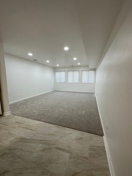 Building Photo - H5 Avon Dr