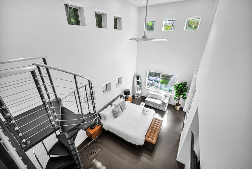 Building Photo - 150 NE 50th Ter