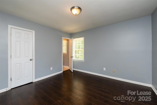 Building Photo - 4713 Belle Plaine Dr