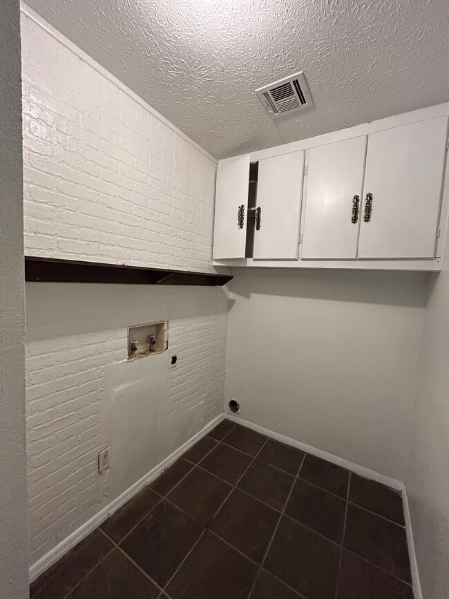 Building Photo - 712 Lakeview Dr