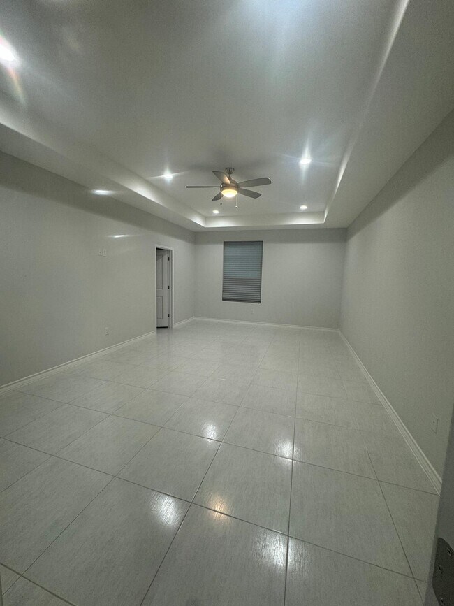 Building Photo - 6001 Vero Dr