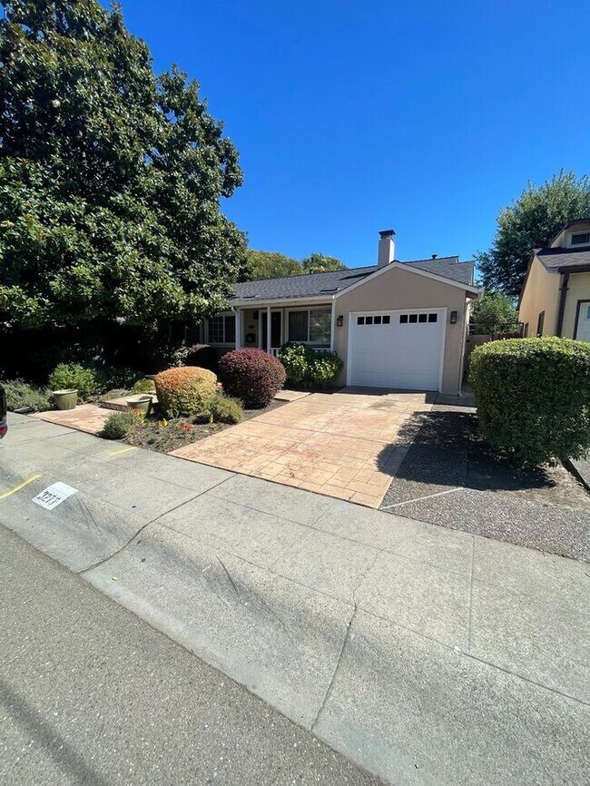 Building Photo - Great 3 Bedrooms 1 Bath home near Lake Chabot
