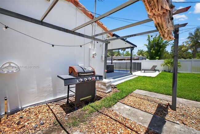 Building Photo - 1622 Mayo St