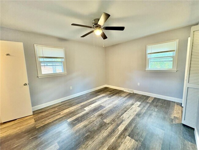 Building Photo - 213 Oxmoor Dr