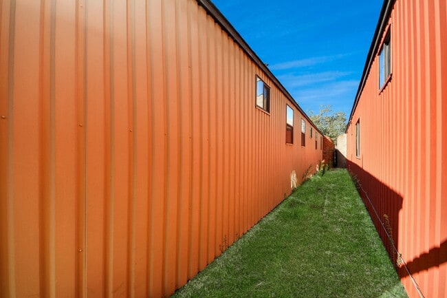 Building Photo - 832 W 27th St