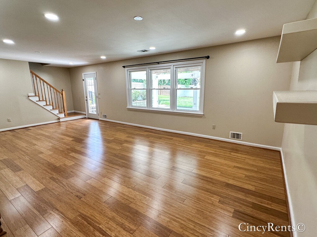 Building Photo - 6463 Oldbarn Ct