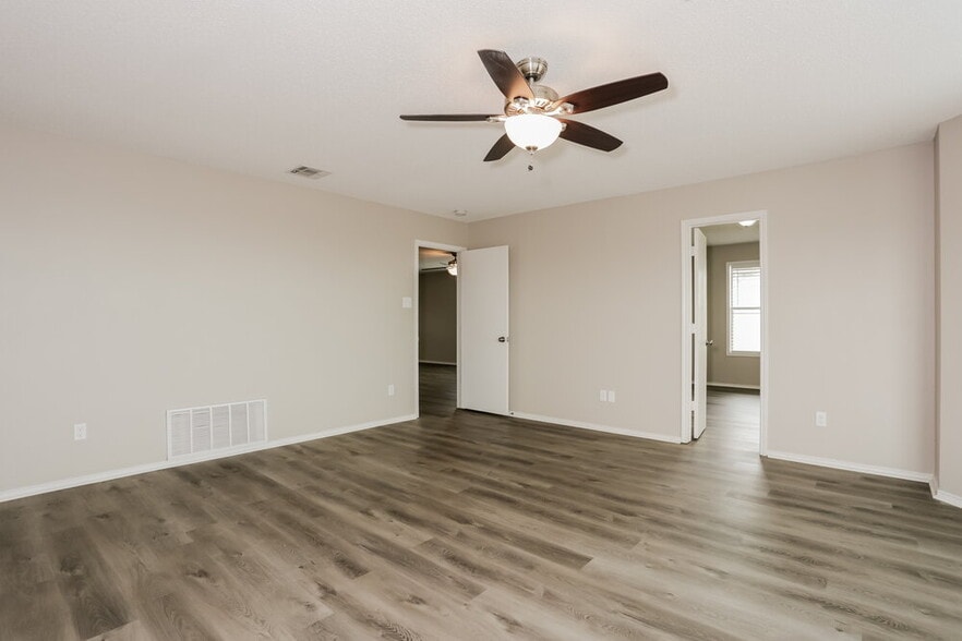 Building Photo - 10044 Legacy Dr