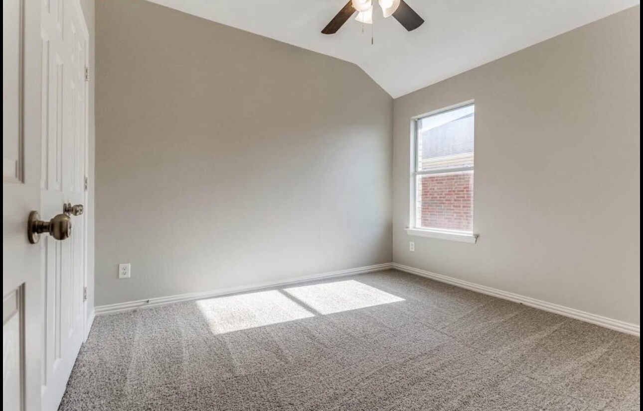 Building Photo - 513 Creekside Dr
