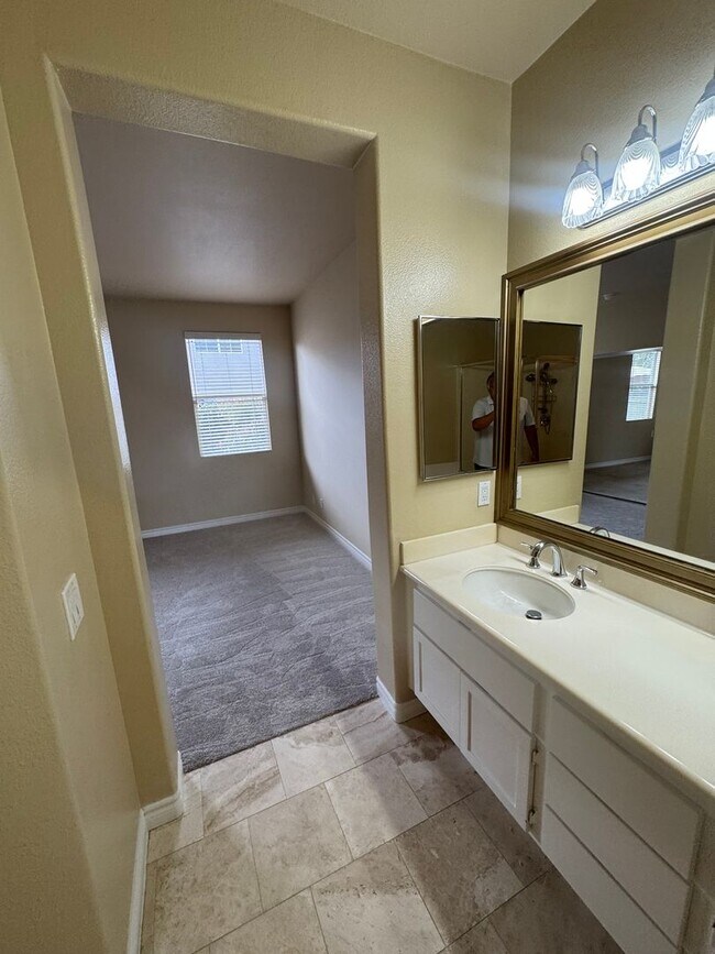 Building Photo - Beautiful 2 Bedroom/2 Bathroom + Bonus Room in Gated Community