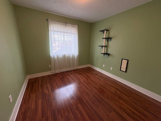 Building Photo - Beautiful 4 Bed 4 Bath Home in Lorson Ranch!!!