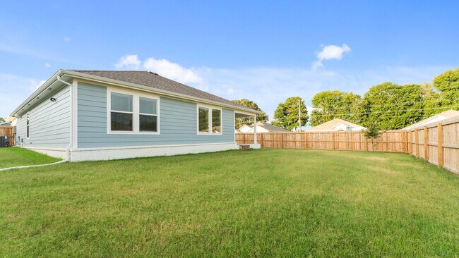 Building Photo - "Bright 4-Bedroom Haven with Scenic Views ...
