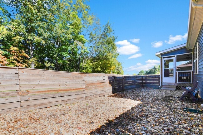 Building Photo - Pet Friendly Four Bedroom!