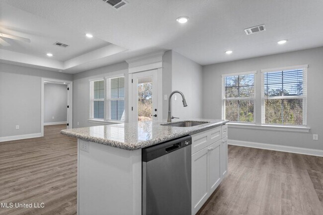 Building Photo - 3 Bed / 2 Bath Home – Modern Finishes & Convenient Location