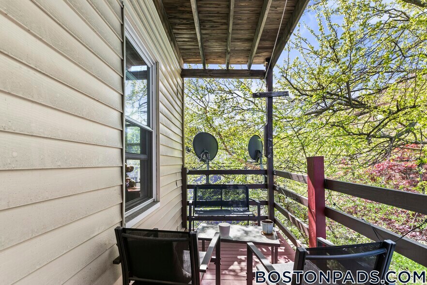 Building Photo - 175 River St