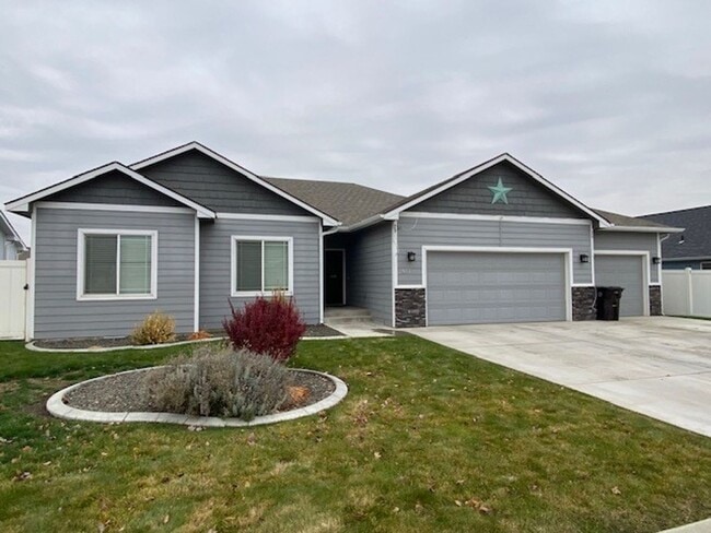 Primary Photo - Move in special $400 off first months rent!