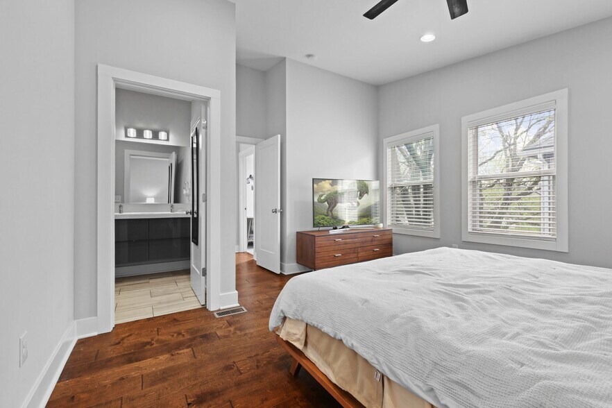 Building Photo - 2464 Broadway St