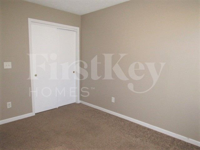 Building Photo - 10235 Lone Wolf Dr