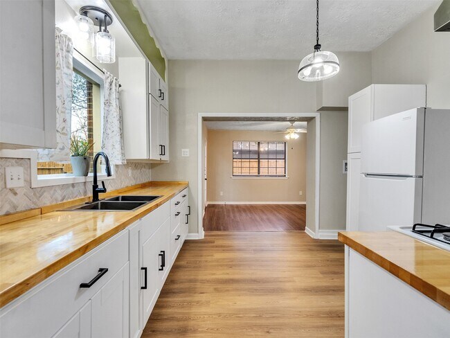 Building Photo - 414 N Avenue C