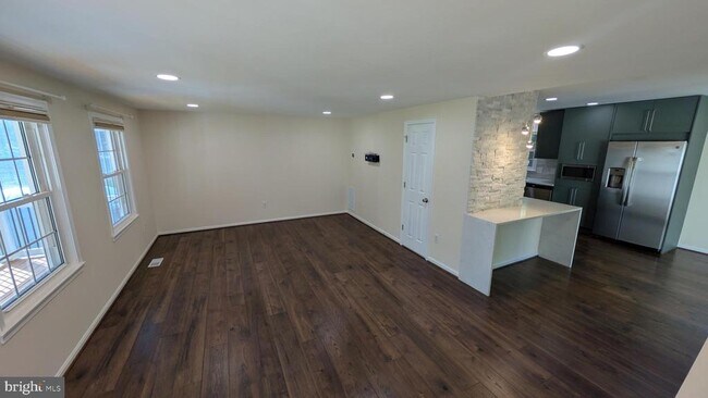 Building Photo - 5813 Shana Pl