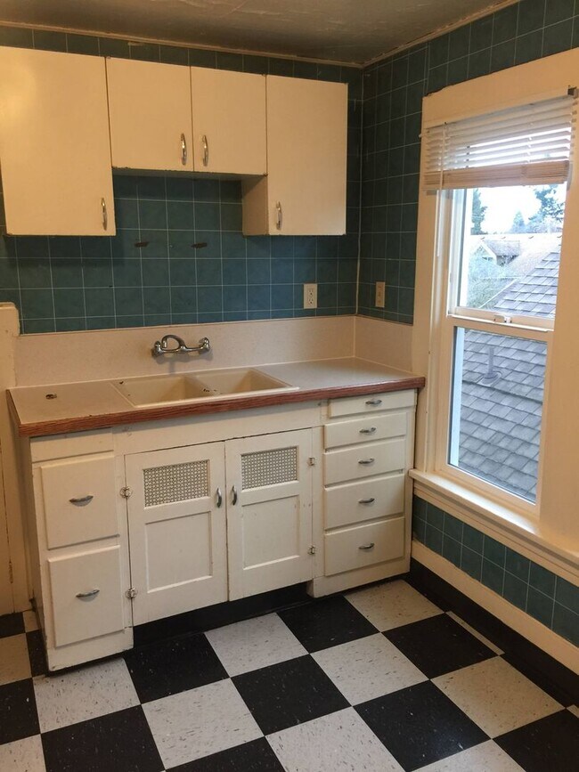 Building Photo - Very unique upper 1bed, great location! Ta...
