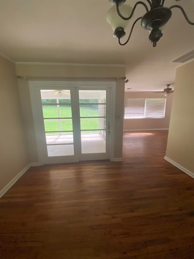 Building Photo - 2073 Hollywood Dr